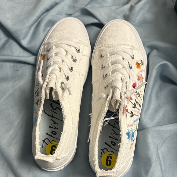 Blowfish White Canvas Low-Top Sneakers with Embroidered Florals - Picture 5 of 6